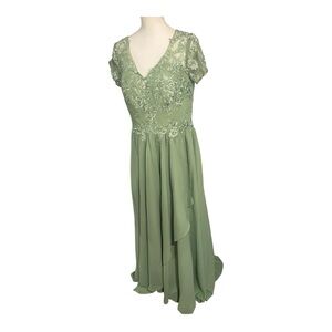 Fabulous light sage gown, size 16, EUC